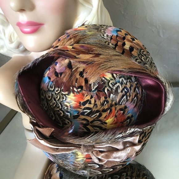 MAGNIFICENT AND UNIQUE 1950s MULTI COLORED PHEASANT FEATHER HAT WITH VELVET BOW main image 2